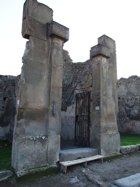 VII.4.48 Pompeii. Room 1, Fauces, looking south to atrium.