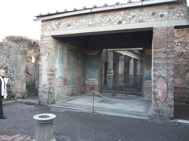 VII.4.48 Pompeii. December 2007. Room 11, detail from east wall of tablinum. The central painting on the east wall was of Theseus and Ariadne.
Now in Naples Archaeological Museum. Inventory number: 9048.

