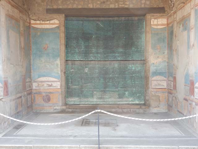 VII.4.48 Pompeii. December 2007.  Room 11.  Detail from South wall of Tablinum.