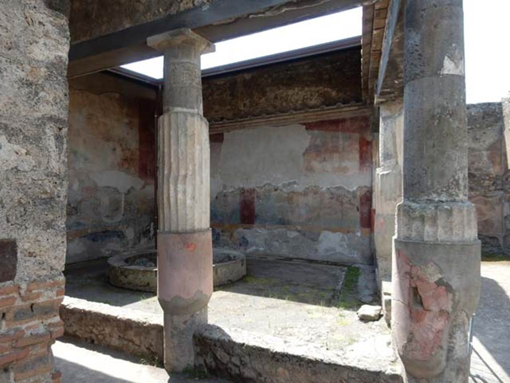 VII.4.48 Pompeii. May 2015. Room 17, looking west from doorway, across peristyle.
Photo courtesy of Buzz Ferebee.
