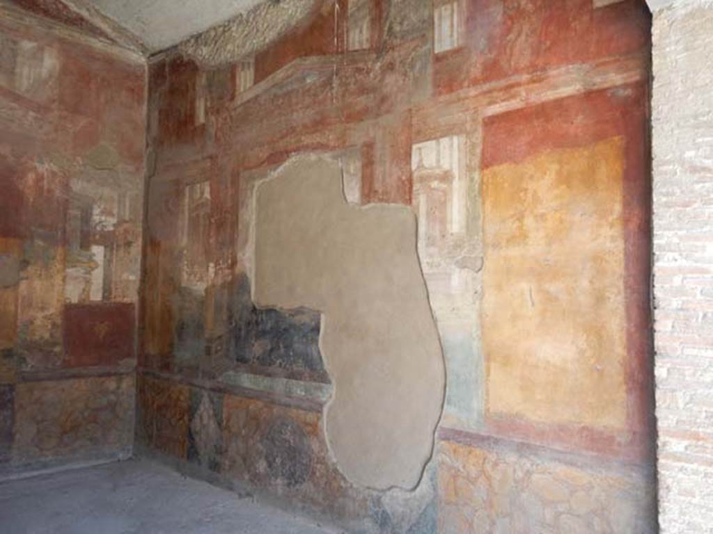 VII.4.48 Pompeii. May 2015. Room 18, looking towards south wall of exedra.
Photo courtesy of Buzz Ferebee.