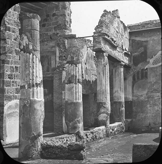 VII.4.48 Pompeii. December 2007. Peristyle with lead pipe going to cistern.
