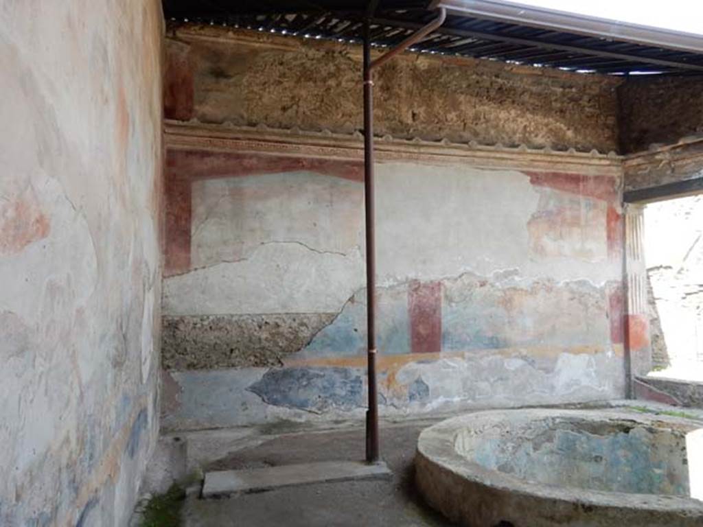 VII.4.48 Pompeii. May 2015. Peristyle, looking towards south end of west wall.
Photo courtesy of Buzz Ferebee.