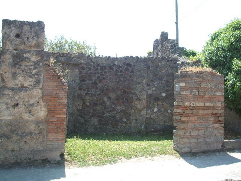 VII.4.53 Pompeii. May 2005. Latrine, accessible from doorway in VII.4.53, but under the stairs at VII.4.54. Looking south.