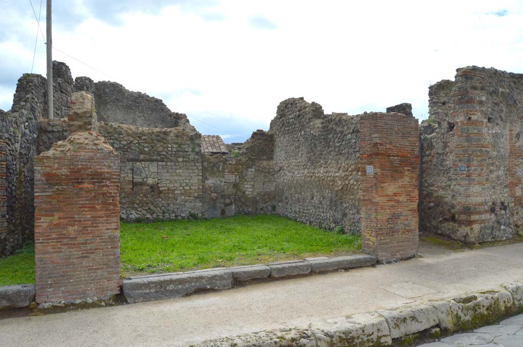 VII.4.55 Pompeii. March 2018. Looking south to entrance doorway on Via della Fortuna. 
Foto Taylor Lauritsen, ERC Grant 681269 D�COR.

