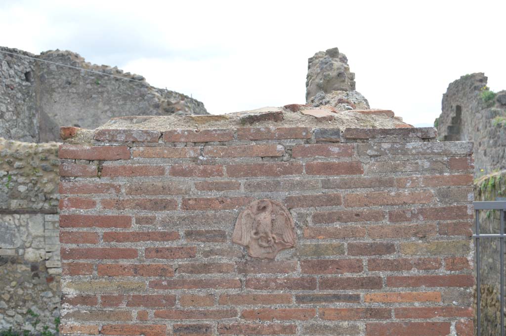 VII.4.55/56 Pompeii. March 2018. Detail of plaque on pilaster between entrance doorways.
Foto Taylor Lauritsen, ERC Grant 681269 D�COR.

