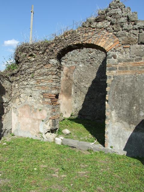 VII.4.56 Pompeii.  March 2009.  Room 4.  Cubiculum.  North west corner, with door to atrium.

