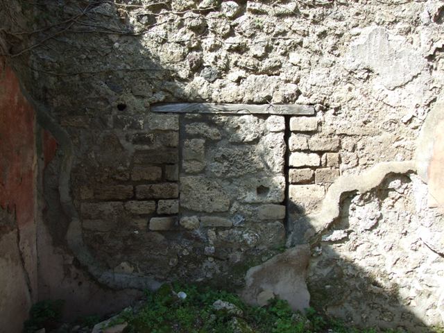 VII.4.56 Pompeii.  March 2009. Room 5.  North wall, with small doorway to Room 4.