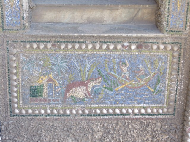 VII.4.56 Pompeii.  March 2009. East side of niche in greater detail showing birds.