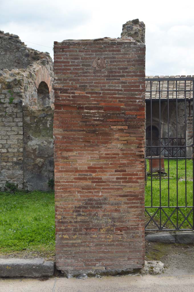 VII.4.55/56 Pompeii. March 2018. 
Looking south to pilaster with plaque between entrance doorways.
The entrance into VII.4.56 is on the right.  
Foto Taylor Lauritsen, ERC Grant 681269 D�COR.

