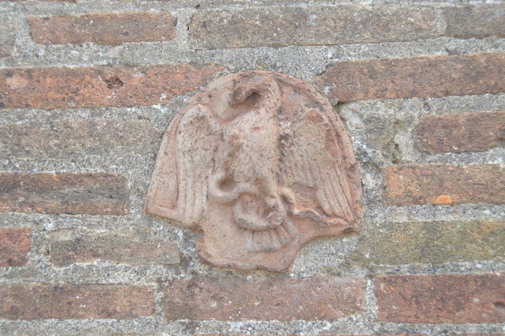 VII.4.55/56 Pompeii. March 2018. Terracotta plaque with eagle, on pilaster on east side of entrance.
Foto Taylor Lauritsen, ERC Grant 681269 D�COR.
