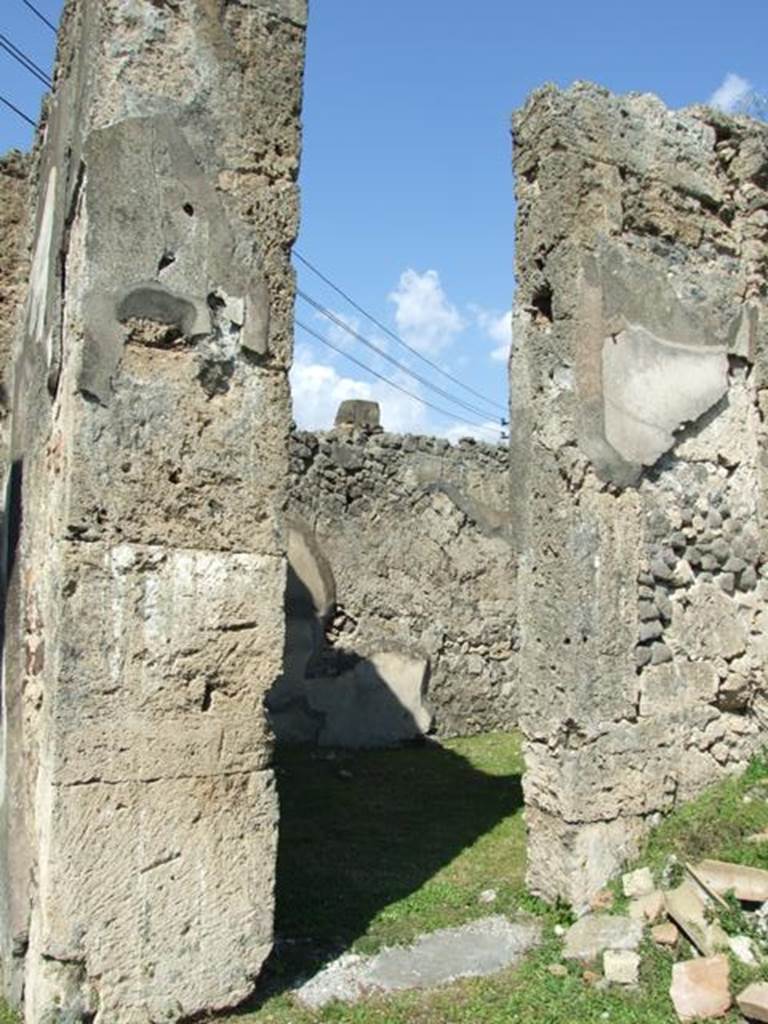 VII.4.57. Pompeii. March 2009. Doorway to Room 2. Oecus.