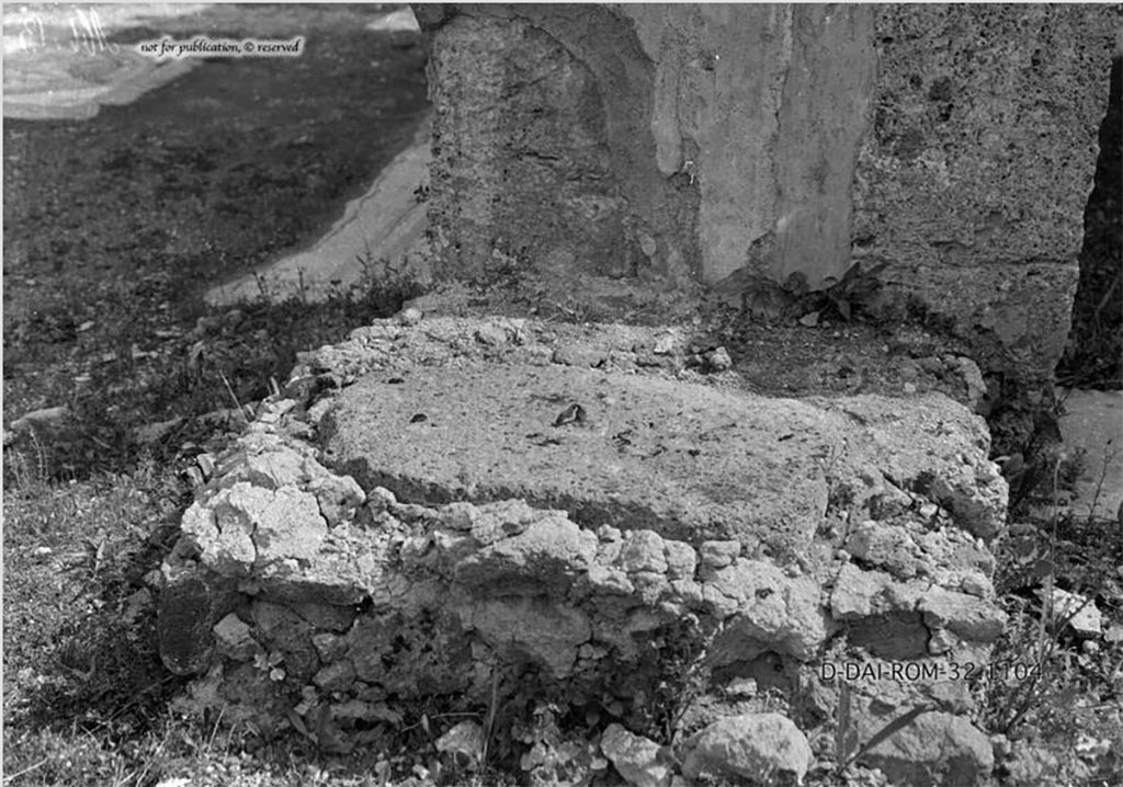 VII.4.57 Pompeii. Cassaforte/Money Chest base found near west wall of tablinum in atrium.
According to Pernice –
Chest base. Found in the atrium on the pillar to the right of the tablinum.
The base consists of an irregularly shaped lava block with an iron spike and a rectangular wall made of small lava and tuff stones and crumb rocks.
See Pernice, E., 1932. Hellenistische Tische, Zisternenmündungen, Beckenuntersätze, Altäre u. Truhen. Berlin, p. 74, Taf. 45.1.
DAIR 32.1104. Photo © Deutsches Archäologisches Institut, Abteilung Rom, Arkiv.
Thanks to Espen B. Andersson for assisting us in our interest in money-chests.