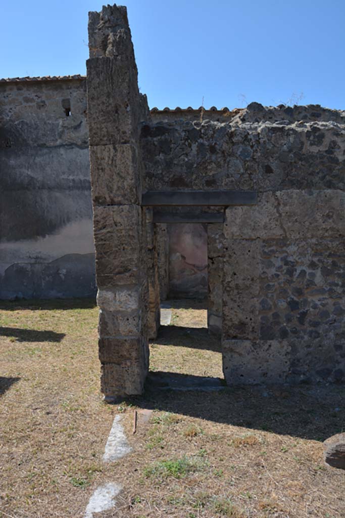 VII.4.57 Pompeii. September 2019.
Room 7, looking west through doorway at south end of west wall.
Foto Annette Haug, ERC Grant 681269 DÉCOR.