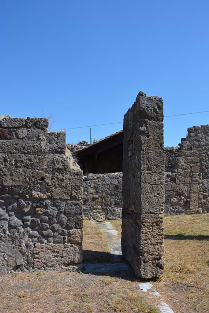 VII.4.57 Pompeii. September 2019.
Room 7, looking towards small doorway in east wall of tablinum into room 15, exedra.
Foto Annette Haug, ERC Grant 681269 DÉCOR.