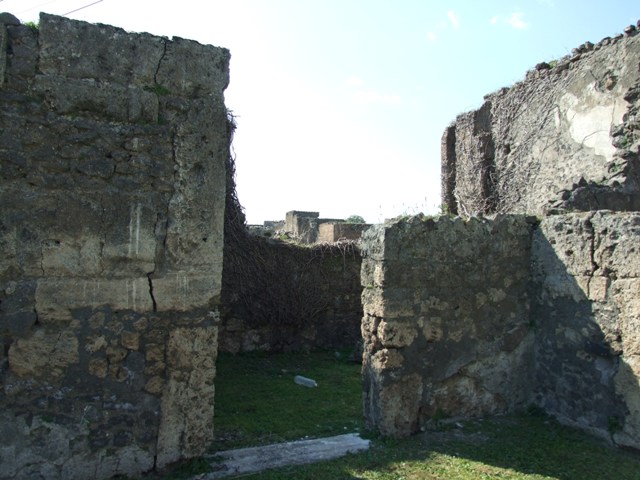 VII.4.57. Pompeii.  March 2009.  Looking south east across Peristyle from North Portico.