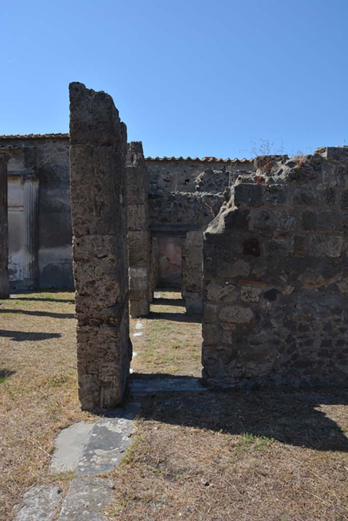 VII.4.57 Pompeii. September 2019.
Room 15, looking west through small doorway into tablinum, and through other rooms.
Foto Annette Haug, ERC Grant 681269 DÉCOR.