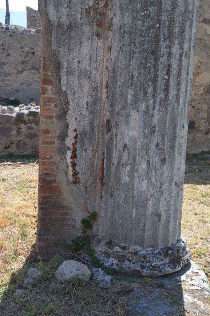 VII.4.57 Pompeii. September 2019.
Looking south towards column in south-east corner of peristyle, strengthened with a pillar.
Foto Annette Haug, ERC Grant 681269 DÉCOR.
