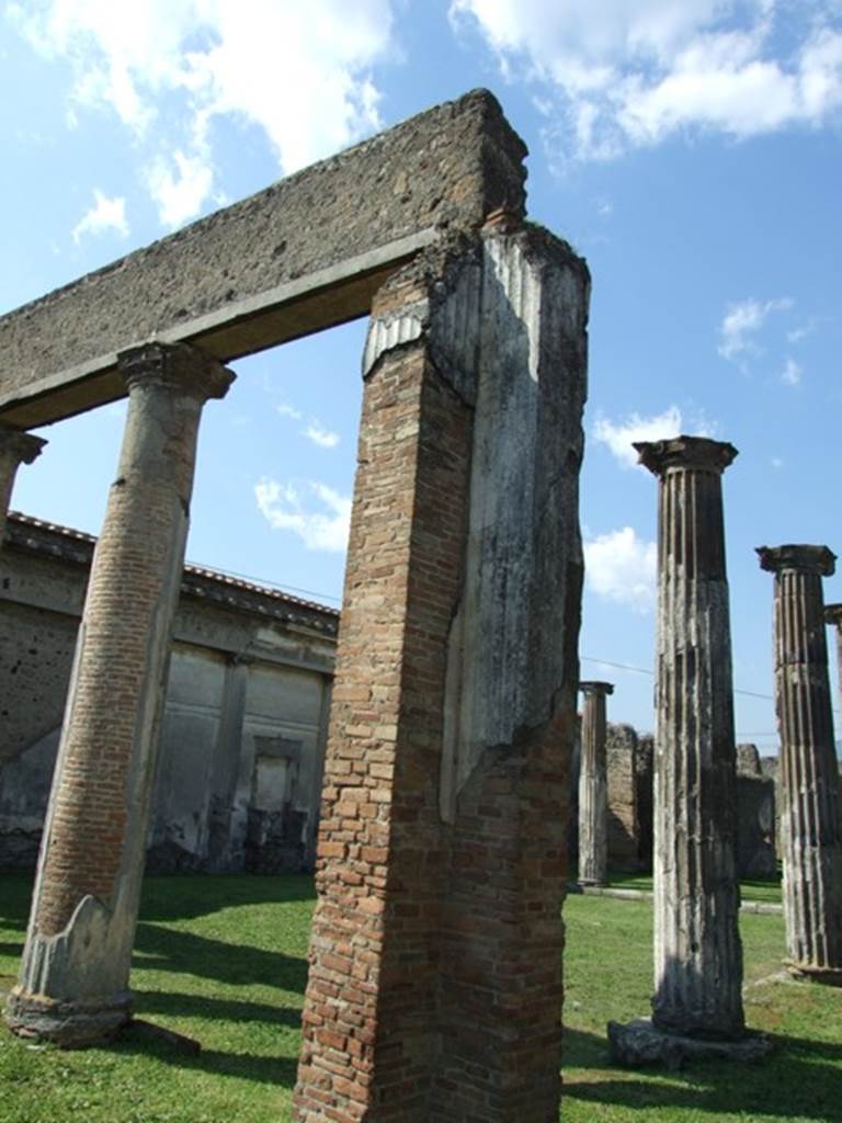 VII.4.57. Pompeii. March 2009. Peristyle. Column in south east corner, strengthened with pillars.