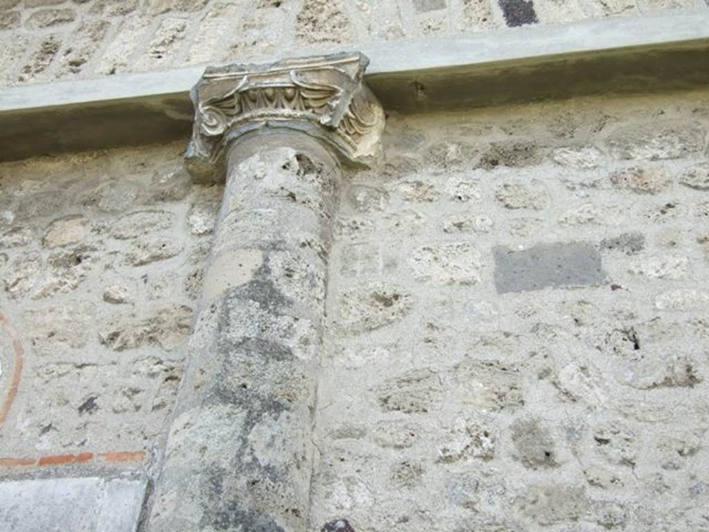 VII.4.57. Pompeii. March 2009. Peristyle. Upper West Wall. Detail of columns.