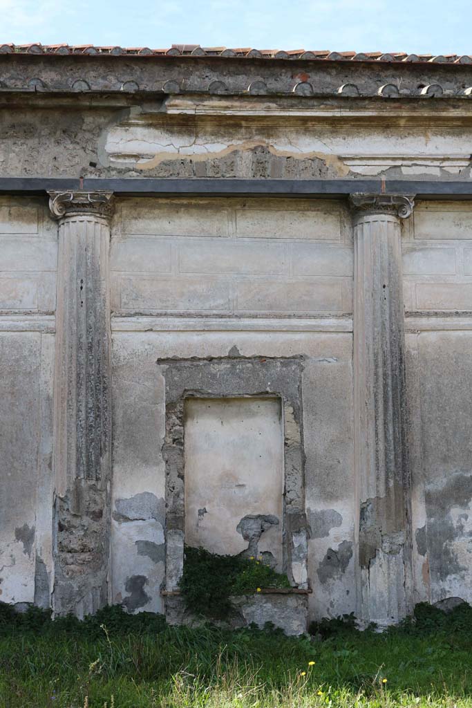 VII.4.57, Pompeii. December 2018.
Aedicula Lararium, set into west wall of peristyle. Photo courtesy of Aude Durand.