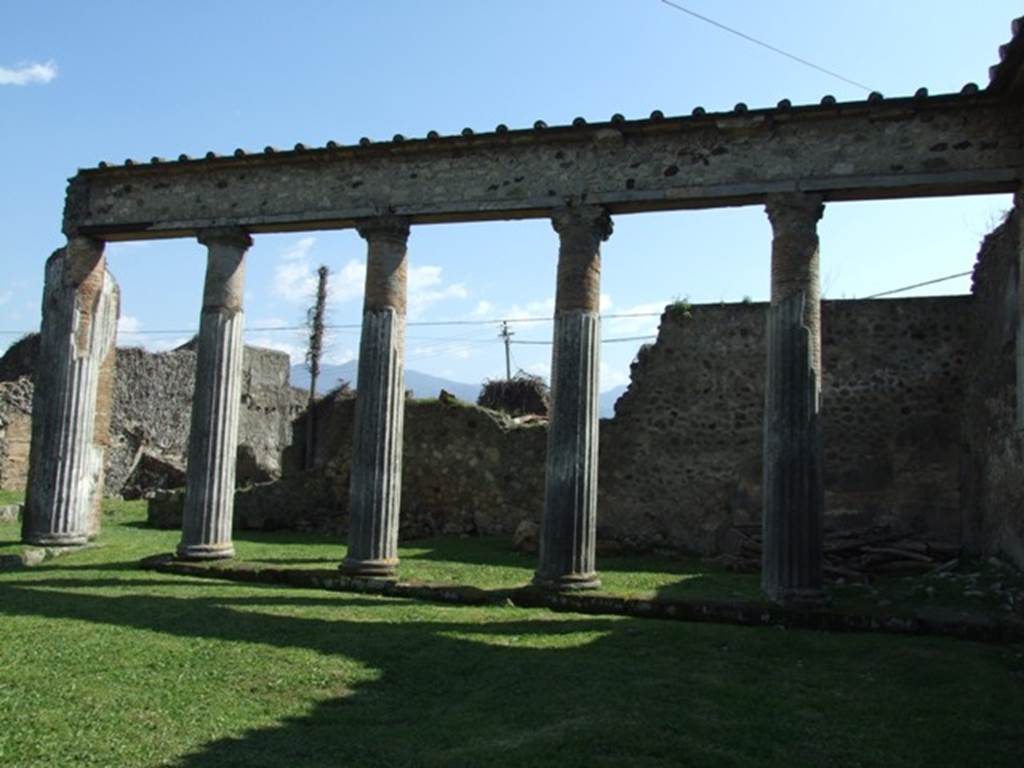 VII.4.57. Pompeii. March 2009. Peristyle. Looking south.