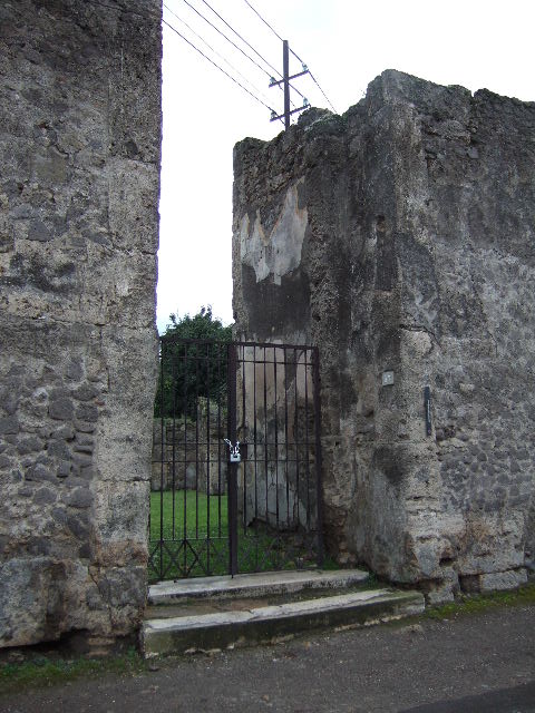 VII.4.57 House of the Figured Capitals.   Figures of a man and woman on a capital. This faced in to the vestibule on the top of right hand side of entrance.