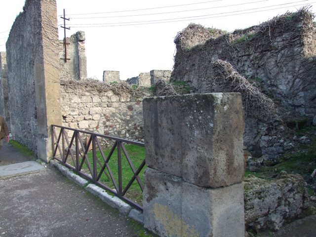 VII.4.58 Pompeii. December 2007. South-east corner with recess under rear staircase.