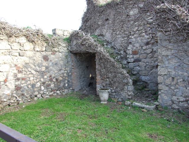 VII.4.58 Pompeii. September 2005. Looking south across shop.