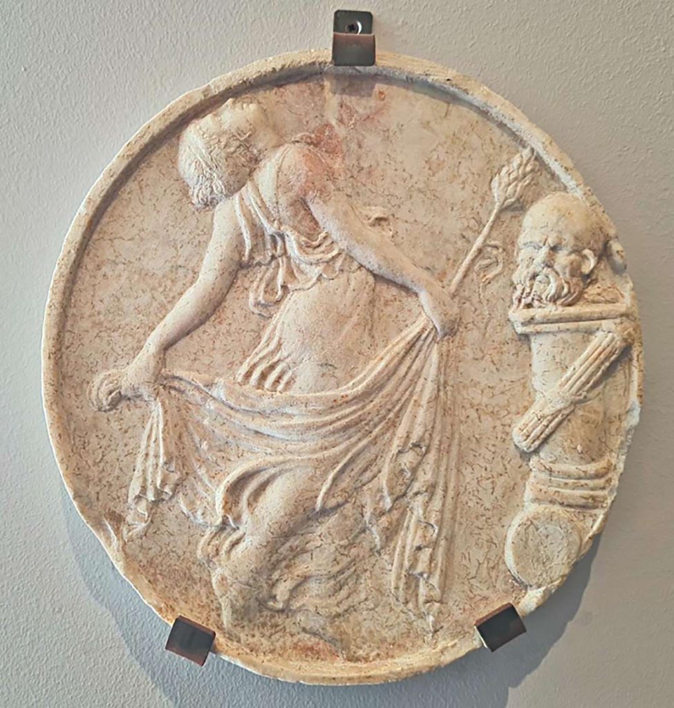 VII.4.59 Pompeii. October 2023. Peristyle o, double sided oscillum (side B) with a maenad. On the reverse is a satyr.
Marble decorative hanging relief (oscilla) showing a dancing Maenad in front of an altar, inv. 6641. Photo courtesy of Giuseppe Ciaramella.
On display in “L’altra MANN” exhibition, October 2023, at Naples Archaeological Museum.