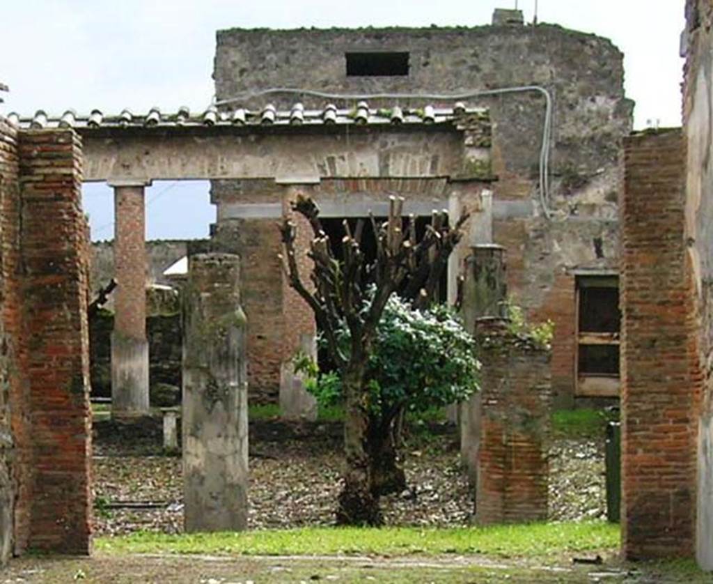 VII.4.59 Pompeii. November 2012. Looking across peristyle o to exedra or triclinium y (behind the trees). Detail from photo in Wikimedia, courtesy of author Mentnafunangann.
Use subject to a Creative Commons Attribution-Share Alike 3.0 Unported Licence.