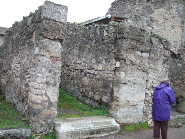 VII.4.62 Pompeii. December 2005. Lookiong south along west wall of fauces. (Now obscured by an electricity substation)