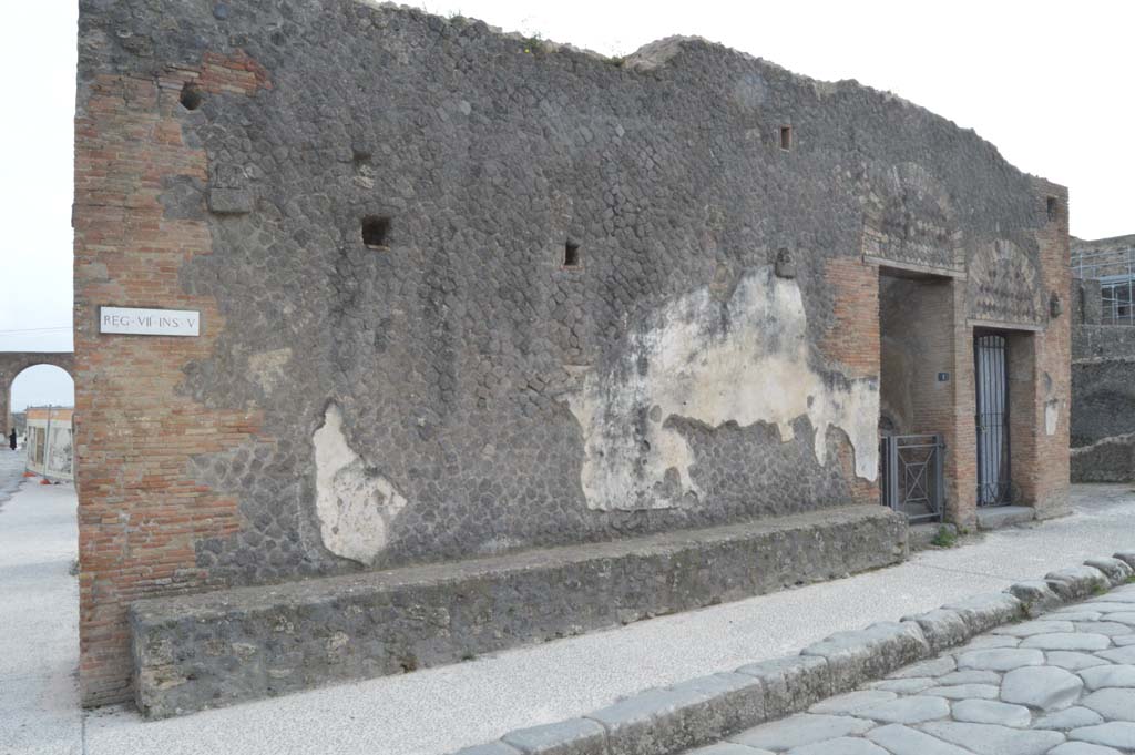 VII.5.1 Pompeii. March 2019. Looking south at junction between Via delle Terme, on right, and Via del Foro, on left.
VII.5.1, steps to upper floor, is on the right, with VII.5.2.
This decorated wall with bench seating would have been the side wall of VII.5.29.
Foto Taylor Lauritsen, ERC Grant 681269 D�COR
