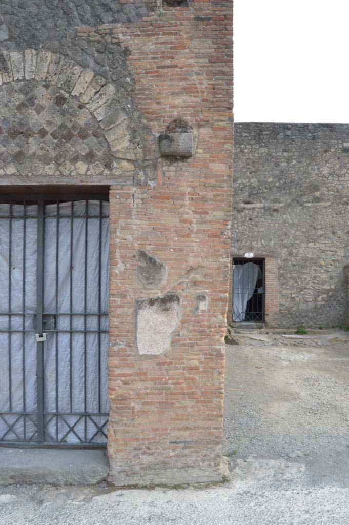 VII.5.2 Pompeii. March 2019.
Detail of pilaster on west side of doorway, between VII.5.2, on left, and VII.5.3, on right.
Foto Taylor Lauritsen, ERC Grant 681269 DÉCOR.