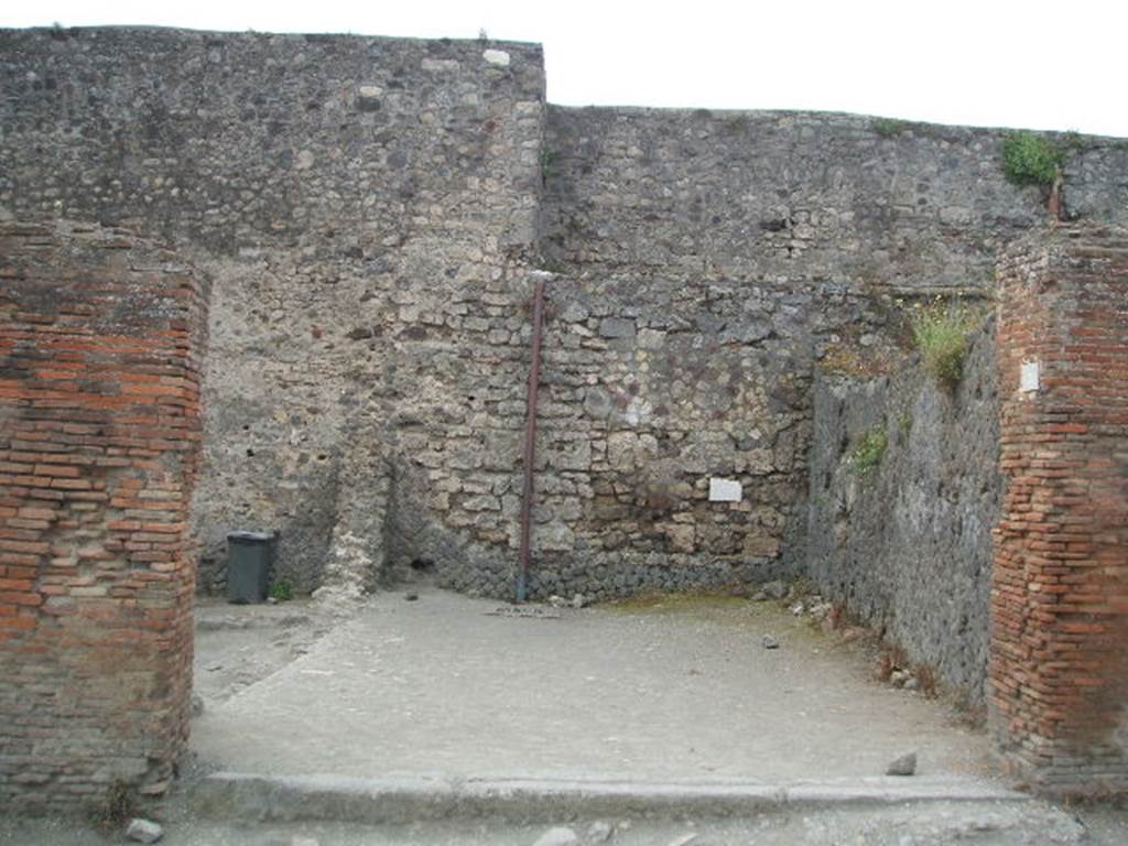 VII.5.4 Pompeii. May 2005. Entrance, looking south. A description, and photograph (figure 16 on page 138) can be found on page 137-8 of
Associazione Internazionale Amici di Pompei: Quaderni di Studi Pompeiani, 1/2007.
Barattolo, A and Romaldi, F: Insula VII.5 � Una rilettura ragionata dei documenti grafici. (p.127-146)

