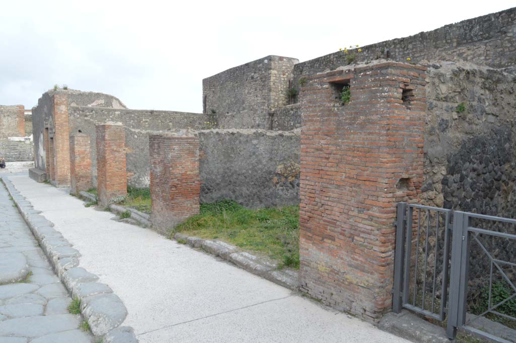 Via delle Terme, south side, Pompeii. March 2019. Looking east from entrance doorway at VII.5.7, on right.
Foto Taylor Lauritsen, ERC Grant 681269 D�COR.
