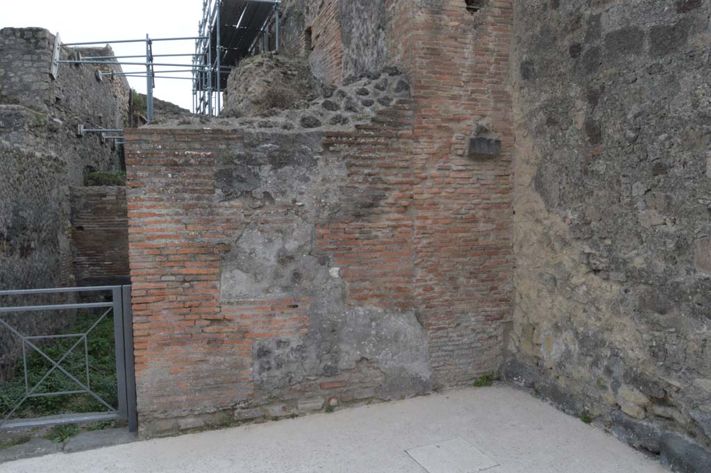 Via delle Terme, south side, Pompeii. March 2019. Looking from VII.5.7, on left, towards corner of wall with VII.5.8, on right.
Foto Taylor Lauritsen, ERC Grant 681269 D�COR.

