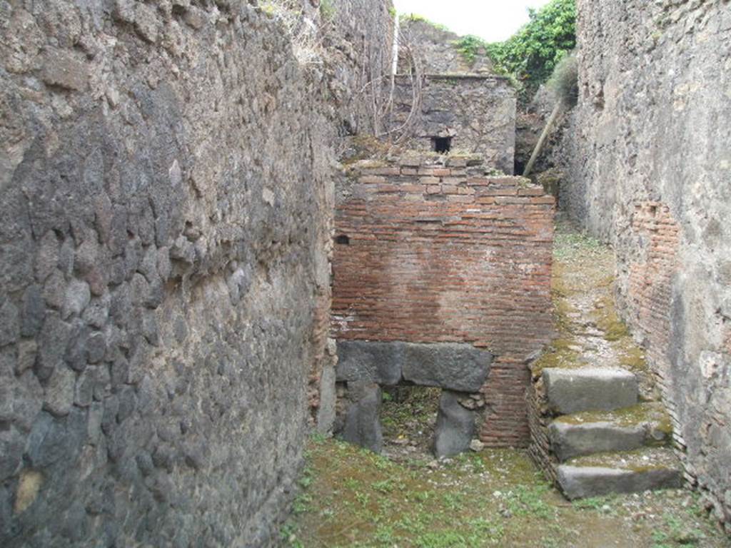 VII.5.7 Pompeii. May 2005. Praefurnium or furnace room between the men�s and women�s baths. The corridor (24) from the men�s changing room (14) was on the left in front of the praefurnium feed. Behind the praefurnium were (in sequence) 
Boiler (28) for hot water (for caldarium). 
Boiler (29) for warm water (for tepidarium).
Large tank (30) for keeping cold water in.