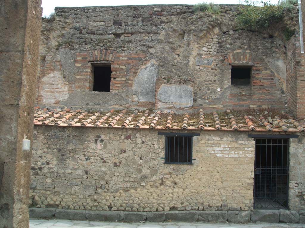 VII.5.8 Pompeii, looking from VI.6.4. May 2005. North exterior wall, door, window and upper floor of VII.5.8.
For graffiti found between VII.5.7 and VII.5.8, see VII.5.7.
