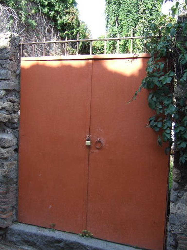 VII.5.10 Pompeii. September 2005. Entrance (36 on plan) to courtyard (33). The courtyard was used for the storage of wood, charcoal and consumables for the baths. According to Niccolini (see plan) in the courtyard there were:
Two pillars (34) supporting the roof of the courtyard.
A staircase (35) that went above the roof of the baths
A corridor (32) to the boiler area.
See Niccolini F, 1890. Le case ed i monumenti di Pompei: Volume Terzo. Napoli.