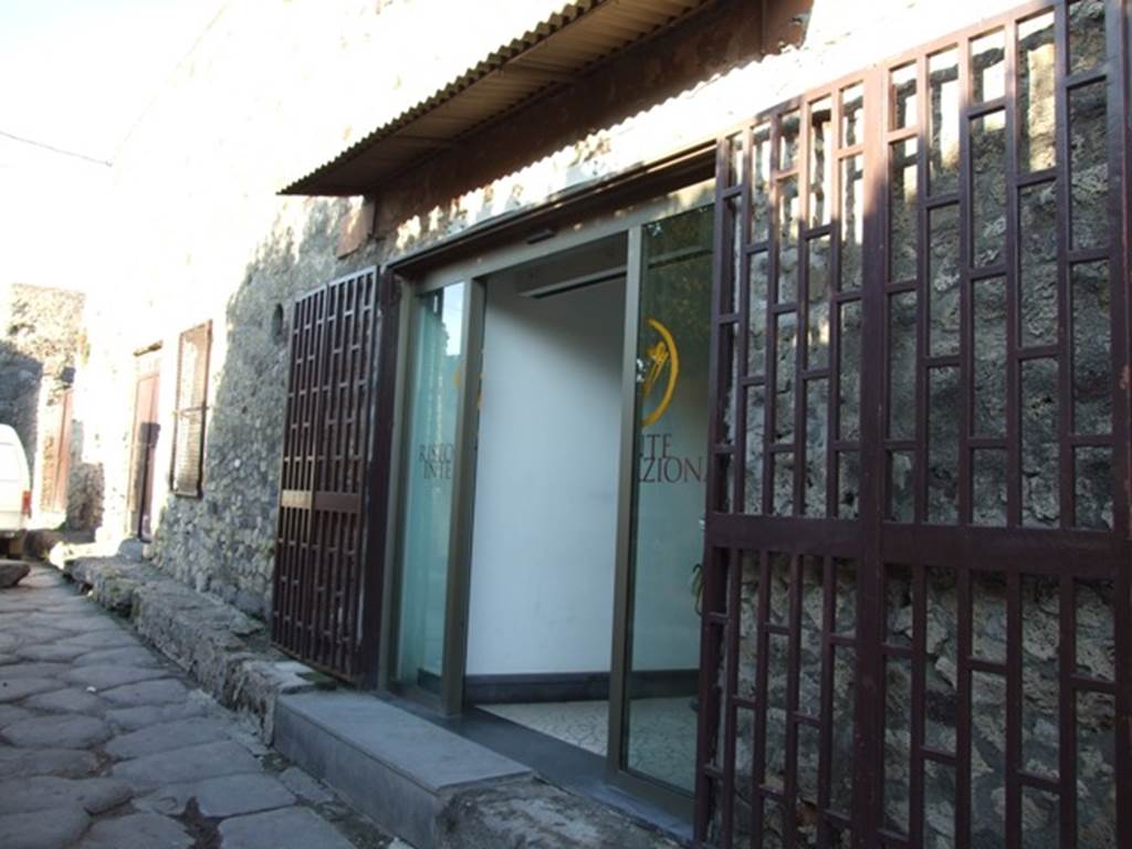 VII.5.13 Pompeii. December 2007 after renovation. According to Fiorelli and Eschebach, originally this was a deep shop with stairs to upper floor and latrine underneath them.  See Pappalardo, U., 2001. La Descrizione di Pompei per Giuseppe Fiorelli (1875). Napoli: Massa Editore. (p.96) 
See Eschebach, L., 1993. Geb�udeverzeichnis und Stadtplan der antiken Stadt Pompeji. K�ln: B�hlau. (p. 288)
