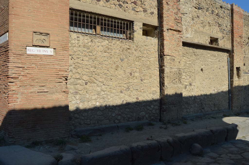 VII.5.14, on left, and VII.5.15, on right, Pompeii. October 2017. Looking east along north side of Vicolo dei Soprastanti.
Foto Taylor Lauritsen, ERC Grant 681269 DÉCOR.