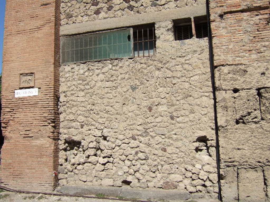 VII.5.14 Pompeii. September 2005. Looking north towards original entrance on south side of insula. According to Garcia y Garcia, all of the south-west corner and southern part of the insula were transformed in the time of Maiuri. Then the area was hit during the first bombing incursion during the early evening (17.00hrs) of 13th September 1943. All of the old structures have been modified again to provide a restaurant, latrine and sales area. The modifications included closing and bricking up of the old doorways to VII.5.14, 15, 16 and 17. Entrances at VII.5.18, 19 and 20 now provide the doorways to the modern restaurant. See Garcia y Garcia, L., 2006. Danni di guerra a Pompei. Rome: L’Erma di Bretschneider. (p.101-3)
According to Fiorelli, the shop originally had a sales-counter clad largely in marble, and with only one urn of terracotta. At the rear were the stairs to the upper floor, a dormitory, a kitchen with hearth, near to the kitchen was a small stall. See Pappalardo, U., 2001. La Descrizione di Pompei per Giuseppe Fiorelli (1875). Napoli: Massa Editore. (p.96)
According to Boyce, in the east wall was a square niche.
See Boyce G. K., 1937. Corpus of the Lararia of Pompeii. Rome: MAAR 14. (p.66, no.284)