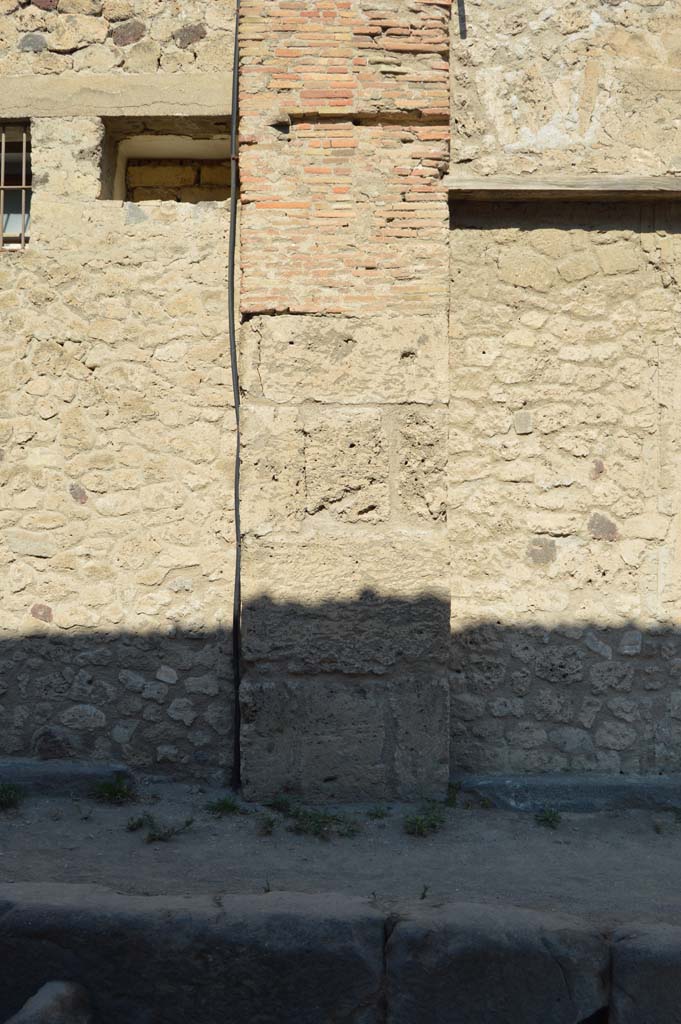 VII.5.14/15 Pompeii. October 2017. Pilaster between entrances.
Foto Taylor Lauritsen, ERC Grant 681269 D�COR.
