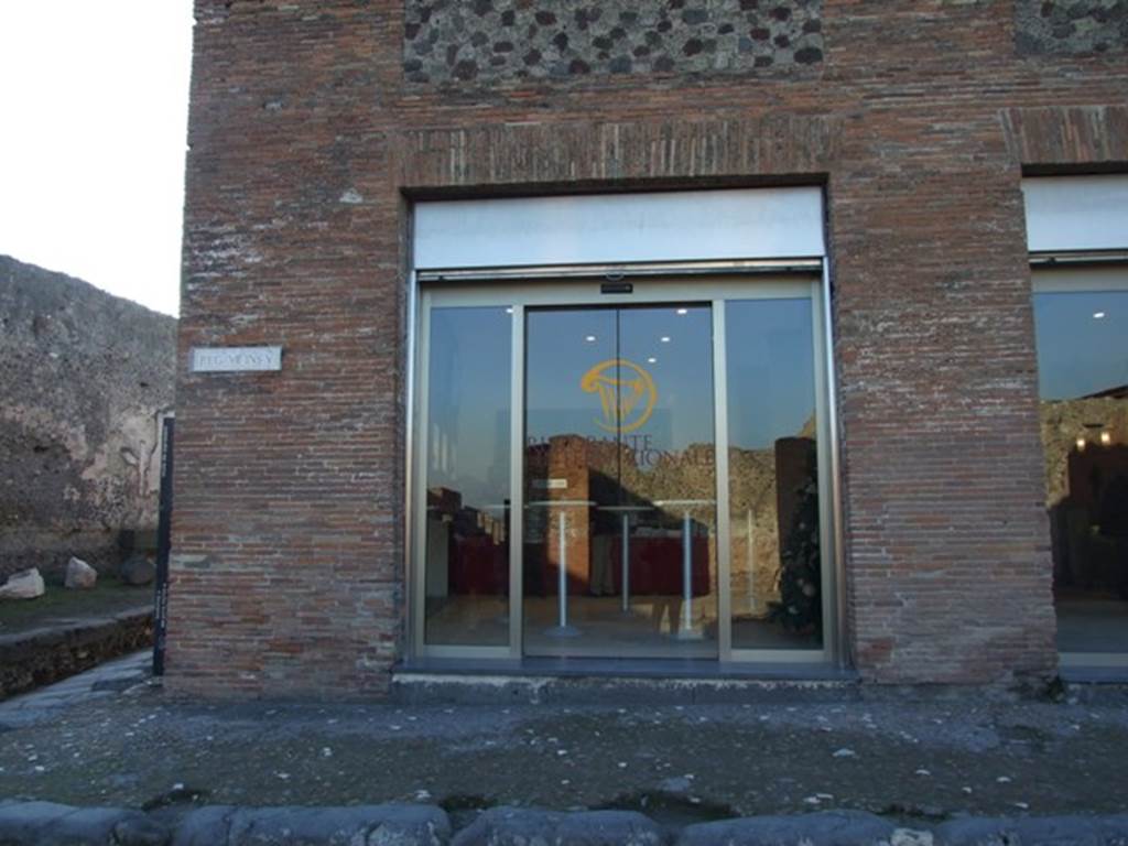 VII.5.18 Pompeii. December 2007. Entrance on corner of Via del Foro and Via degli Augustali.