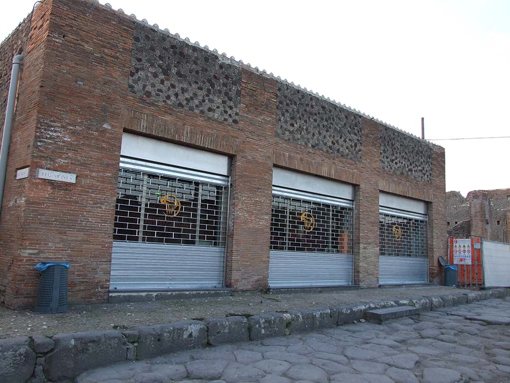 VII.5.18, VII.5.19 and VII.5.20 Pompeii. December 2006. Restaurant being modernised.