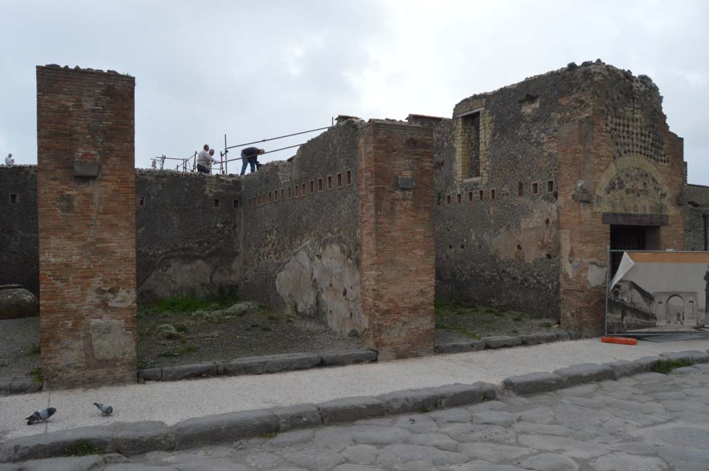 VII.5.22 Pompeii, centre left. March 2019. Looking west to entrance doorways on Via del Foro.
Foto Taylor Lauritsen, ERC Grant 681269 D�COR.

