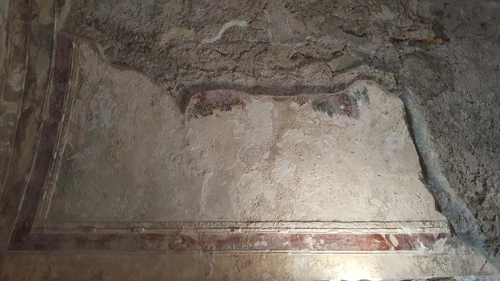 VII.5.24 Pompeii. August 2021. Apodyterium (14), detail from upper west wall in south-west corner.
Foto Annette Haug, ERC Grant 681269 DÉCOR.
