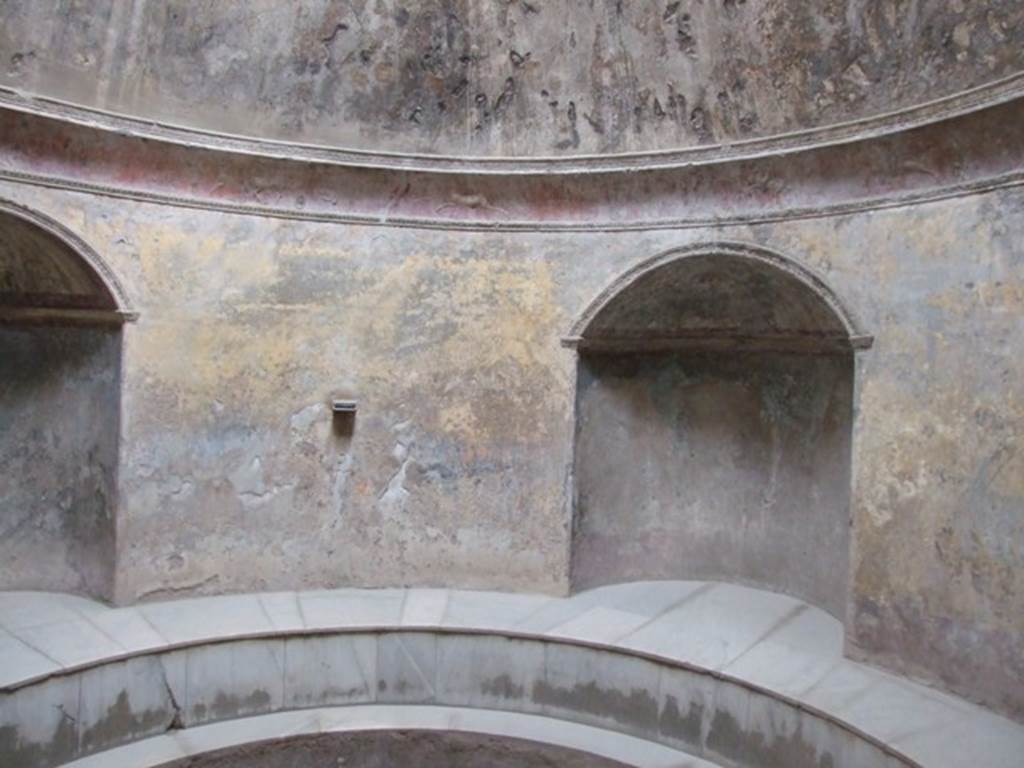 VII.5.24 Pompeii. March 2009. Frigidarium with two of the four niches with seats for the bathers. The stucco cornice represents a race of Cupids in two-horse chariots or on horse-back.