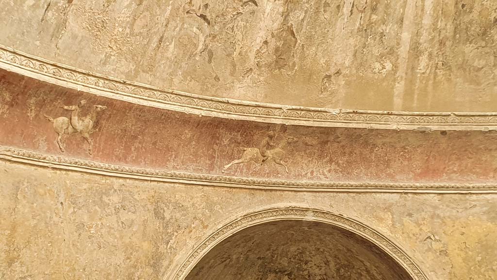 VII.5.24 Pompeii. August 2021. Frigidarium, detail of plasterwork, south-east side. Cupids on horseback
Foto Annette Haug, ERC Grant 681269 DÉCOR.
